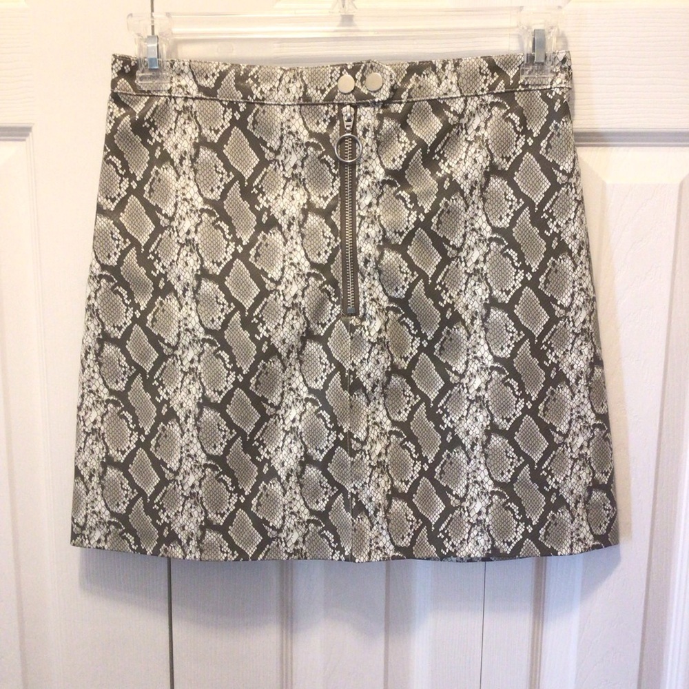NWOT H&M Divided Womens Snake Print Faux Leather Zip Front Mini Skirt Size 8